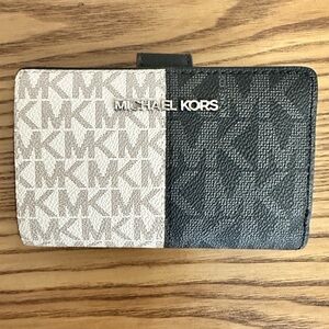 Michael Kors NWT MSRP $178 Jet Set bifold Wallet